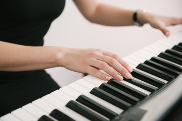 hands playing piano