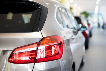 Auto, Autos im Autohaus 