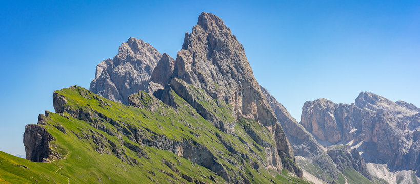 panorama sur les crêtes d'une montagne dans les alpes italiennes 