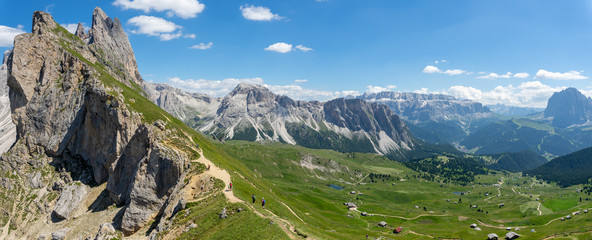 panorama sur les aiguilles montagneuse et sa vallée verte 