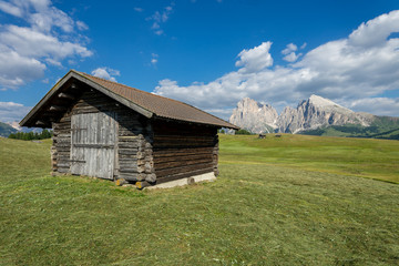 une grange en bois au milieu d'un champ fauch&eacute;