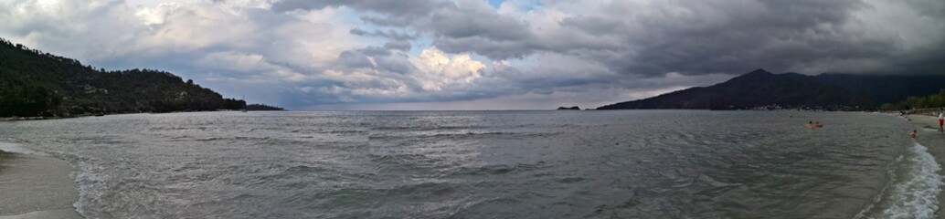 Obraz premium Stormy clouds above the exotic beach 