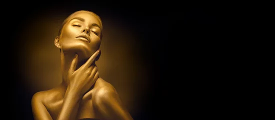 Vorbildliches Mädchen mit glänzendem goldenem professionellem Make-up über Schwarz. Schönheit sexy Frau mit goldener Haut. Modekunstporträtnahaufnahme. Goldschmuck © Subbotina Anna