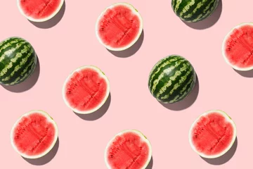 Muster mit reifer Wassermelone auf rosa Hintergrund. Ansicht von oben. Platz kopieren. Pop-Art-Design, kreatives Sommerkonzept. Die Hälfte der Wassermelone im minimalen Flat-Lay-Stil © fotomaximum
