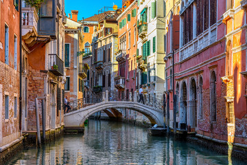 Fototapety  Wąski kanał z mostem w Wenecji, Włochy. Architektura i punkt orientacyjny Wenecji. Przytulny gród Wenecji.