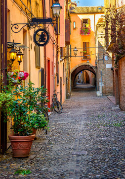 Naklejki Przytulna wąska ulica w Ferrara, Emilia-Romagna, Włochy. Ferrara jest stolicą prowincji Ferrara
