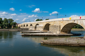 Fototapeta premium Die Steinerne Brücke in Regensburg