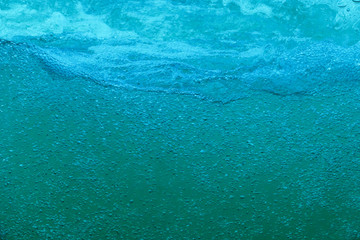 Wasser mit vielen kleinen Wasserblasen, sprudeln in türkis