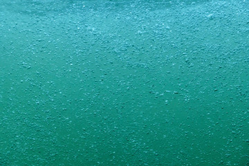 Wasser mit vielen kleinen Wasserblasen, sprudeln in türkis
