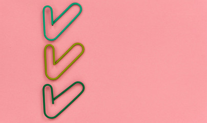 green paperclips with pink note macro 