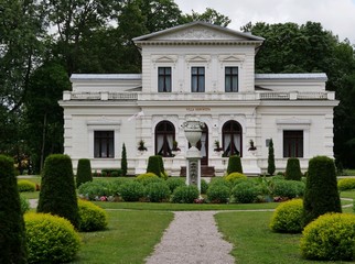 Fototapeta na wymiar Schloss im Park von Sveksna