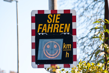 Tempodisplay an Straße, Digitales Schild Tempo Kontrolle für Autofahrer
