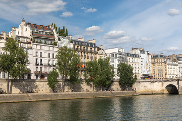 Fototapeta na wymiar Quai de Seine de l'Ile Saint Louis