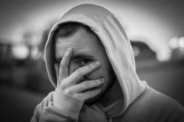 Hombre triste tapándose la cara
