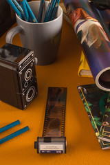 Película de rollo de cámara con portalápices gris con cuadros azules y sacapuntas con forma de...