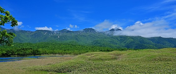 Fototapeta na wymiar 知床五湖で見た知床連山と湖のコラボ情景＠知床、北海道