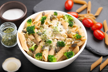 Pasta with vegetables, sprinkled with white sauce