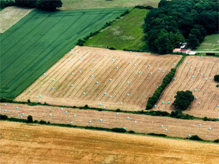 vue aérienne de champs à La fermé Vidame dans l'Eure-et-Loir en France