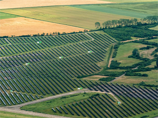 vue aérienne de panneaux solaires à Senonches dans l'Eure-et-Loir en France