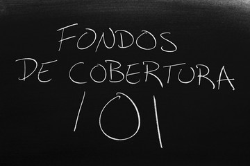 The words Fondos De Cobertura 101 on a blackboard in chalk.  Translation: Hedge Funds 101