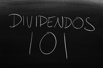 The words Dividendos 101 on a blackboard in chalk.  Translation: Dividends 101