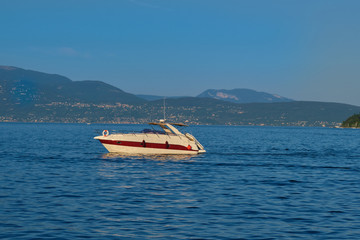 Obraz premium The parking of sailboats, boats, yachts in the port.