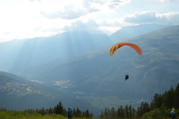 Envol parapente montagne couché soleil mont blanc