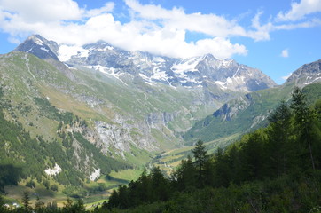 Fototapeta na wymiar Parcours de randonnée lac de l'étroit Peisey Nancroix