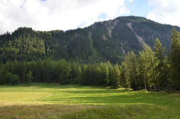 Fototapeta na wymiar Parcours de randonnée lac de l'étroit Peisey Nancroix