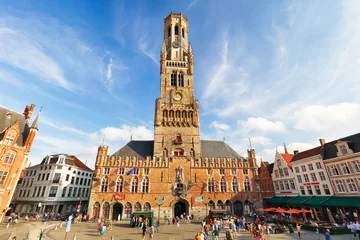Photo sur Plexiglas Brugges La tour du beffroi, alias Belfort, de Bruges, clocher médiéval dans le centre historique de Bruges, Belgique.