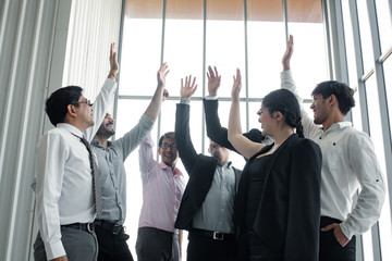 Obraz premium Success of team of Asian people and foreigners at meeting.
