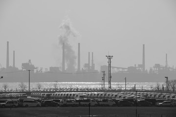 海と工場と煙突の煙　Sea, factory and chimney smoke