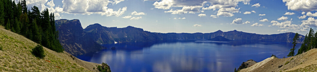 Fototapeta na wymiar crater lake