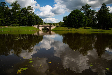 Obraz premium Clouds are reflected in the lake in the park