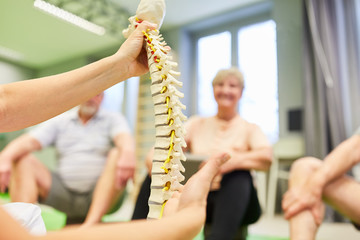 Physiotherapeut erklärt Ursache für Rückenschmerzen