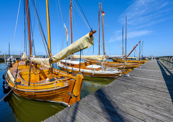 historische Schiffe in einem Yachthafen an der Ostsee
