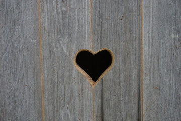 Herz in grauen Holz