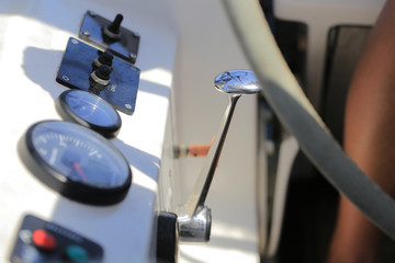Gas handle on a sailing yacht