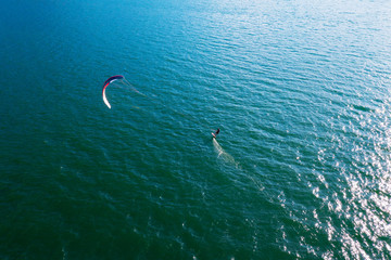 kitesurfer in azione - vista aerea
