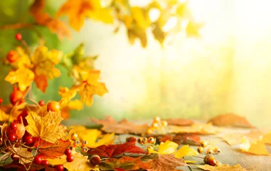Möbelaufkleber Erntedank- oder Herbstszene mit Blättern und Beeren auf Holztisch. Herbsthintergrund mit fallenden Blättern. © Svetlana Kolpakova