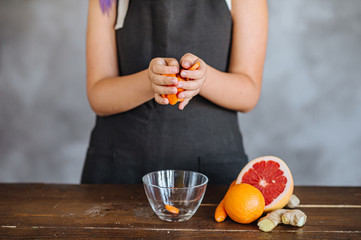 Preparation of fresh carrot and orange juice with the glass