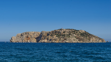 Fototapeta na wymiar Las islas Medas (en catalán: Illes Medes) son un archipiélago situado en el mar Mediterráneo formado por unas siete islas pequeñas y algunos islotes