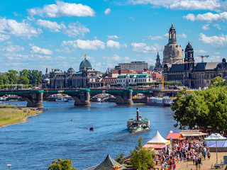 Blick auf das Elbufer von Dresden - obrazy, fototapety, plakaty