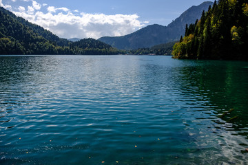 Obraz premium Ritsa lake landscape on a sunny day.
