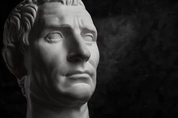 Foto op Plexiglas Gipskopie van het oude hoofd van Augustus op donkere gestructureerde achtergrond. Gips sculptuur man gezicht. © Ded Pixto