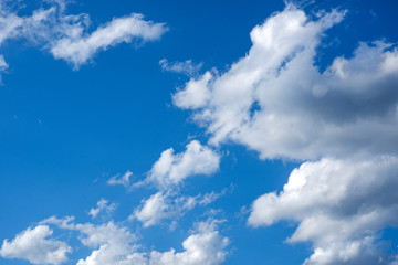 Wolkengebilde am blauem Himmel