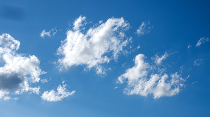 Wolkengebilde am blauem Himmel