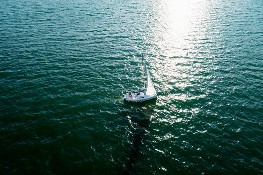 Barca a vela in navigazione - vista aerea © Silvano Rebai
