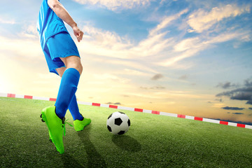 Obraz premium Rear view of football player man kicking the ball
