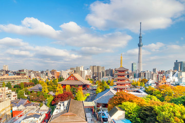 Vue sur les toits de Tokyo avec un ciel bleu d& 39 été